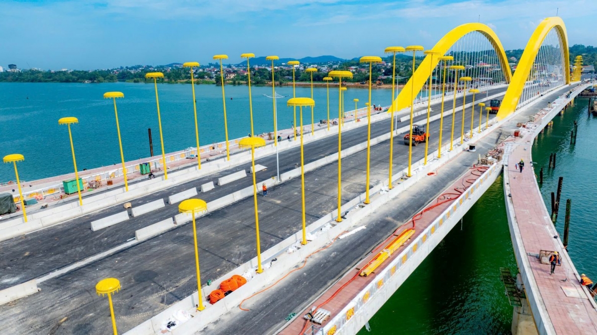 Cầu vượt sông Hương thông xe vào ngày 26/3